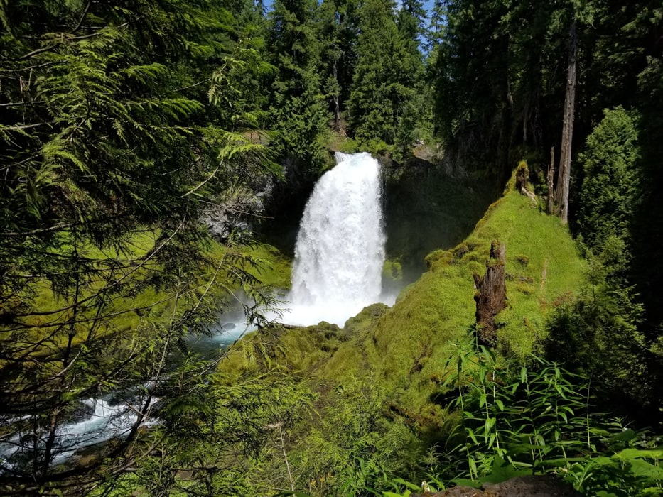 Sahalie Falls in Oregon, a waterfall wedding venue.